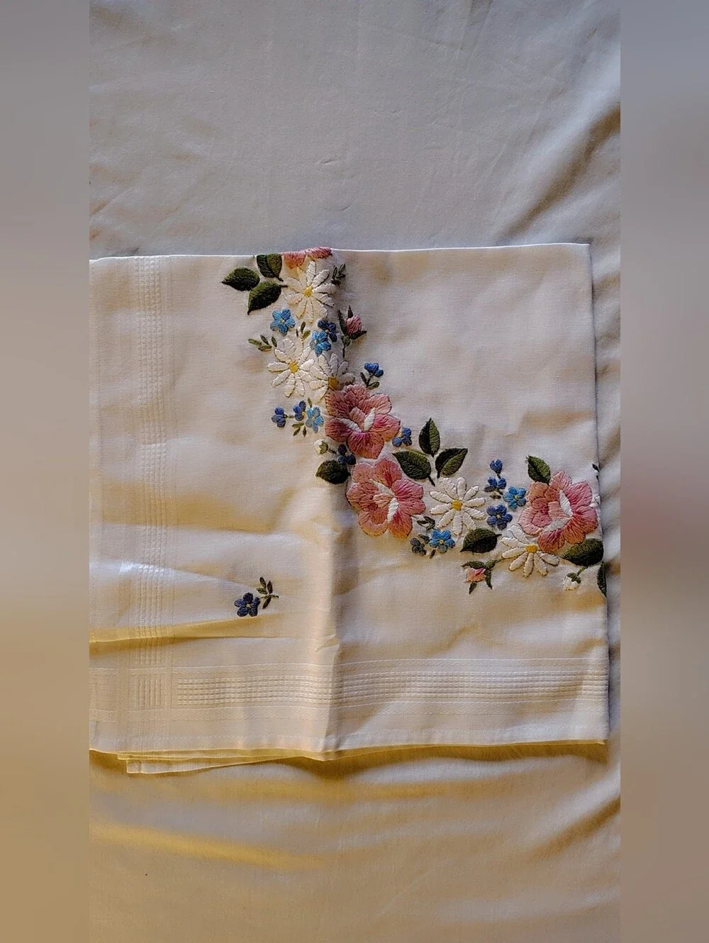 Elegant Floral Cotton Table Topper: Classic Boutique Style